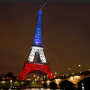 Torre Eiffel Multicolorida em Impressão 3D – Decoração Criativa