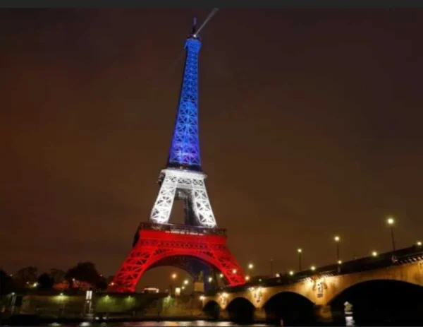 Torre Eiffel Multicolorida em Impressão 3D – Decoração Criativa